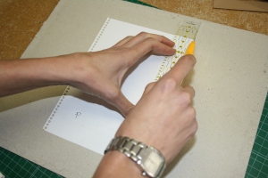Cortamos el cartón del tamaño elegido, añadiendo un par de milímetros por cada lado.